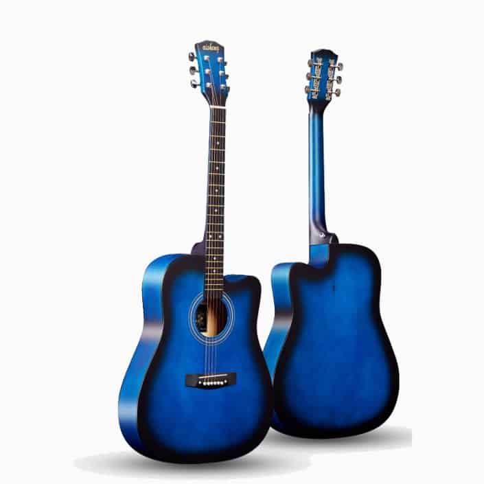Niño principiante de guitarra acústica